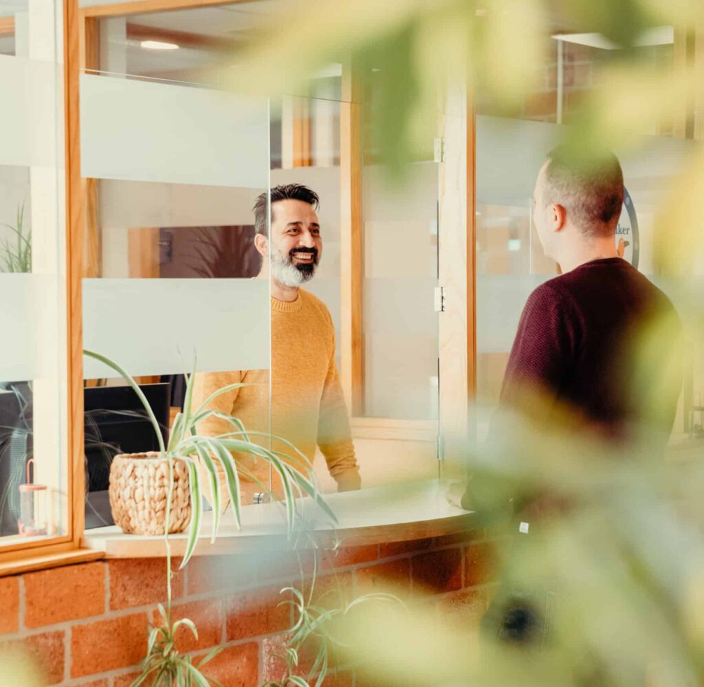 Foto van twee mannen die glimlachen